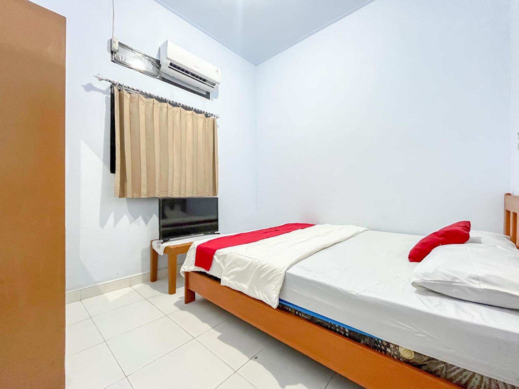 Reddoorz Syariah At Home Ampana Guest House Ampana Kota Exterior foto