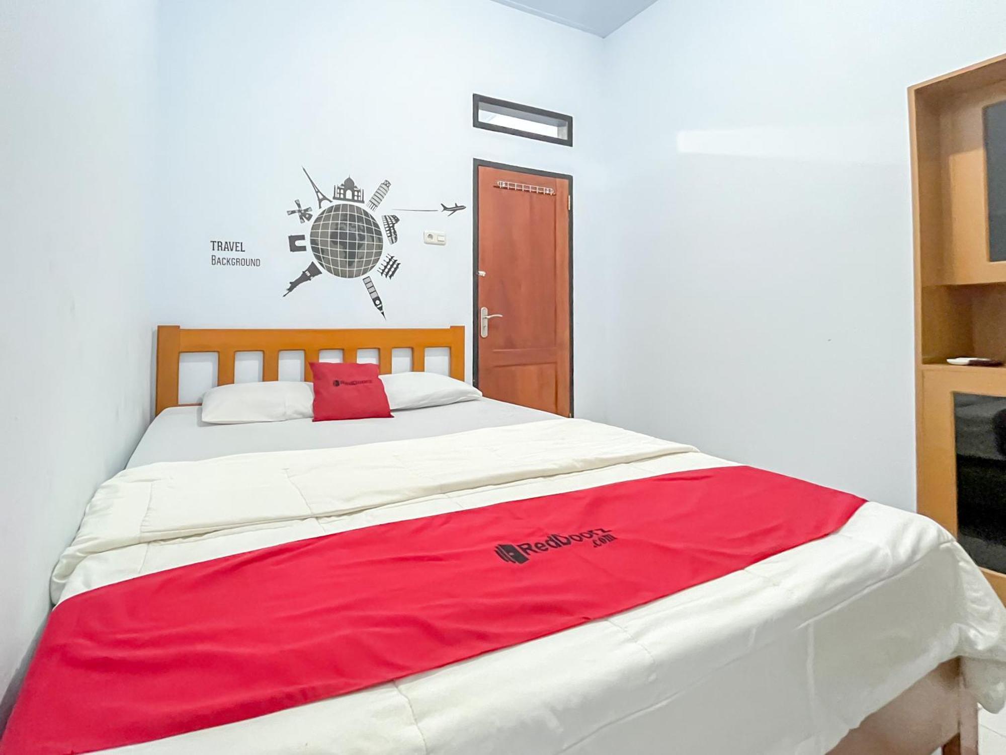 Reddoorz Syariah At Home Ampana Guest House Ampana Kota Exterior foto
