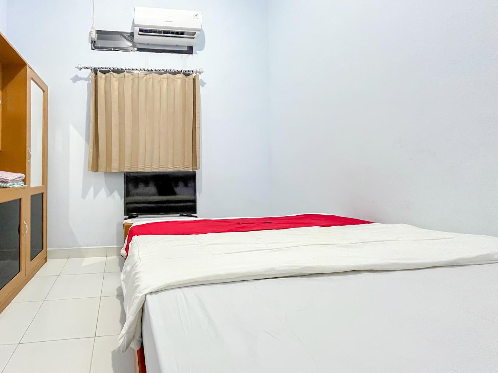 Reddoorz Syariah At Home Ampana Guest House Ampana Kota Exterior foto