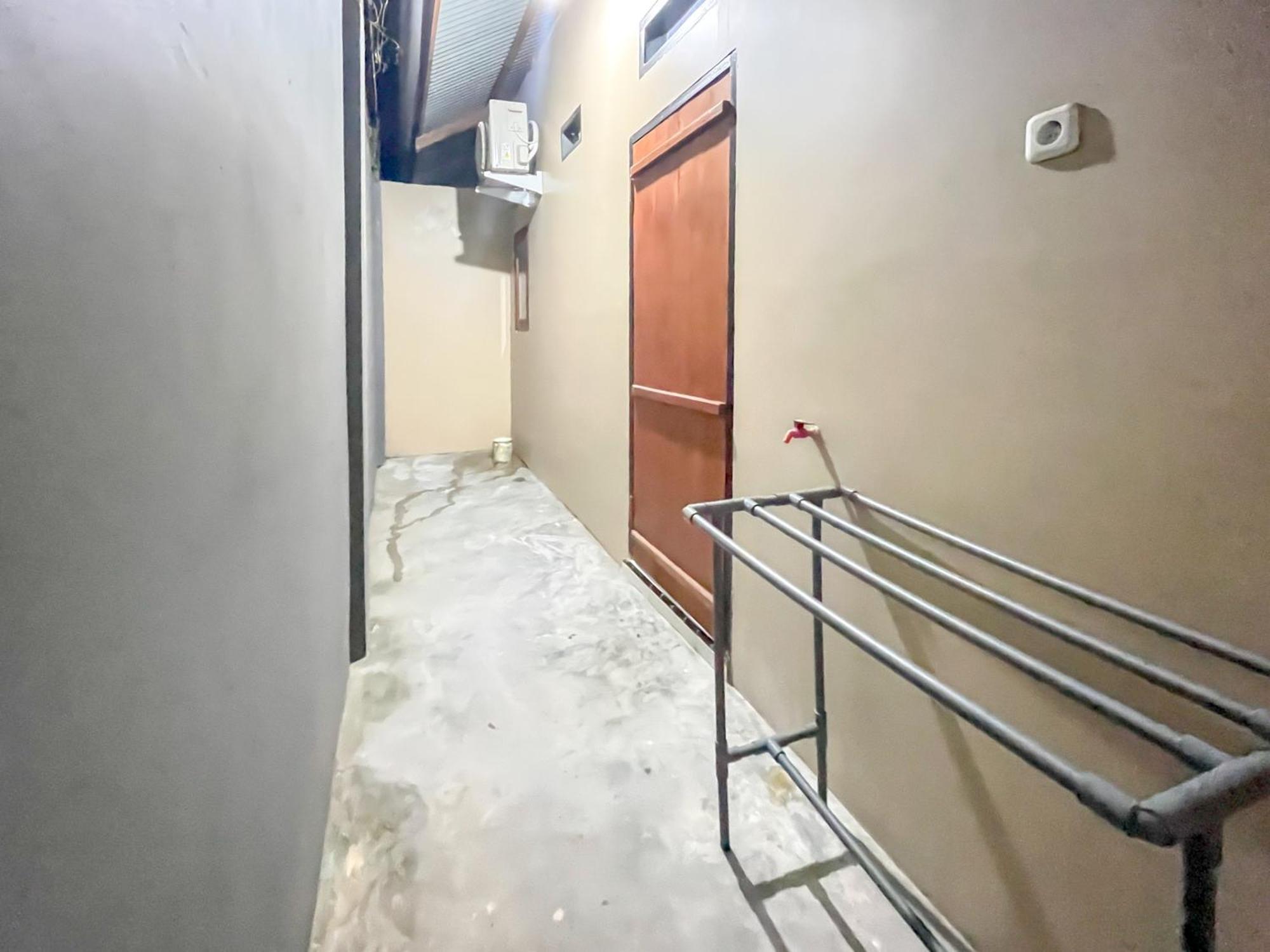 Reddoorz Syariah At Home Ampana Guest House Ampana Kota Exterior foto