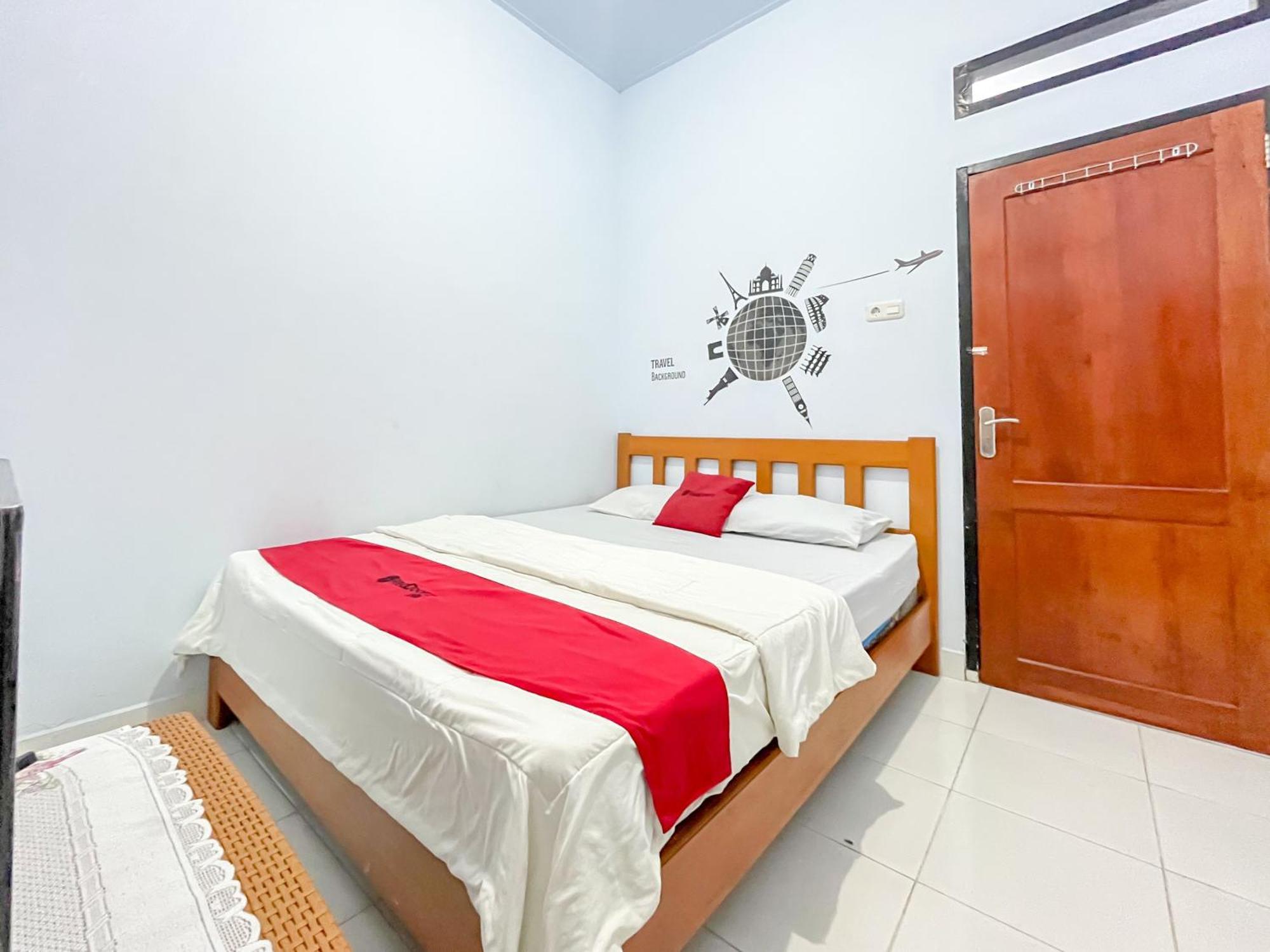 Reddoorz Syariah At Home Ampana Guest House Ampana Kota Exterior foto