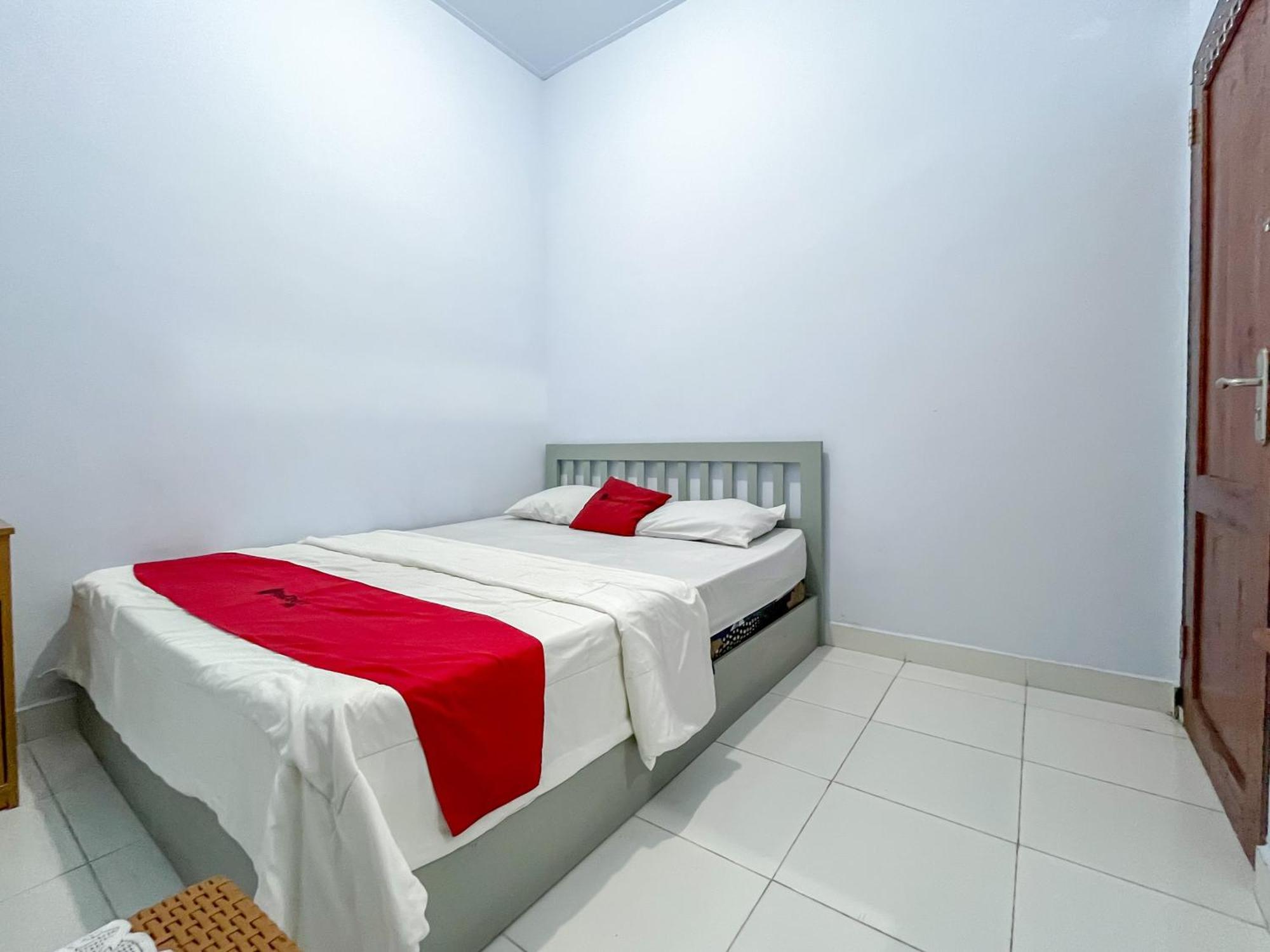 Reddoorz Syariah At Home Ampana Guest House Ampana Kota Exterior foto