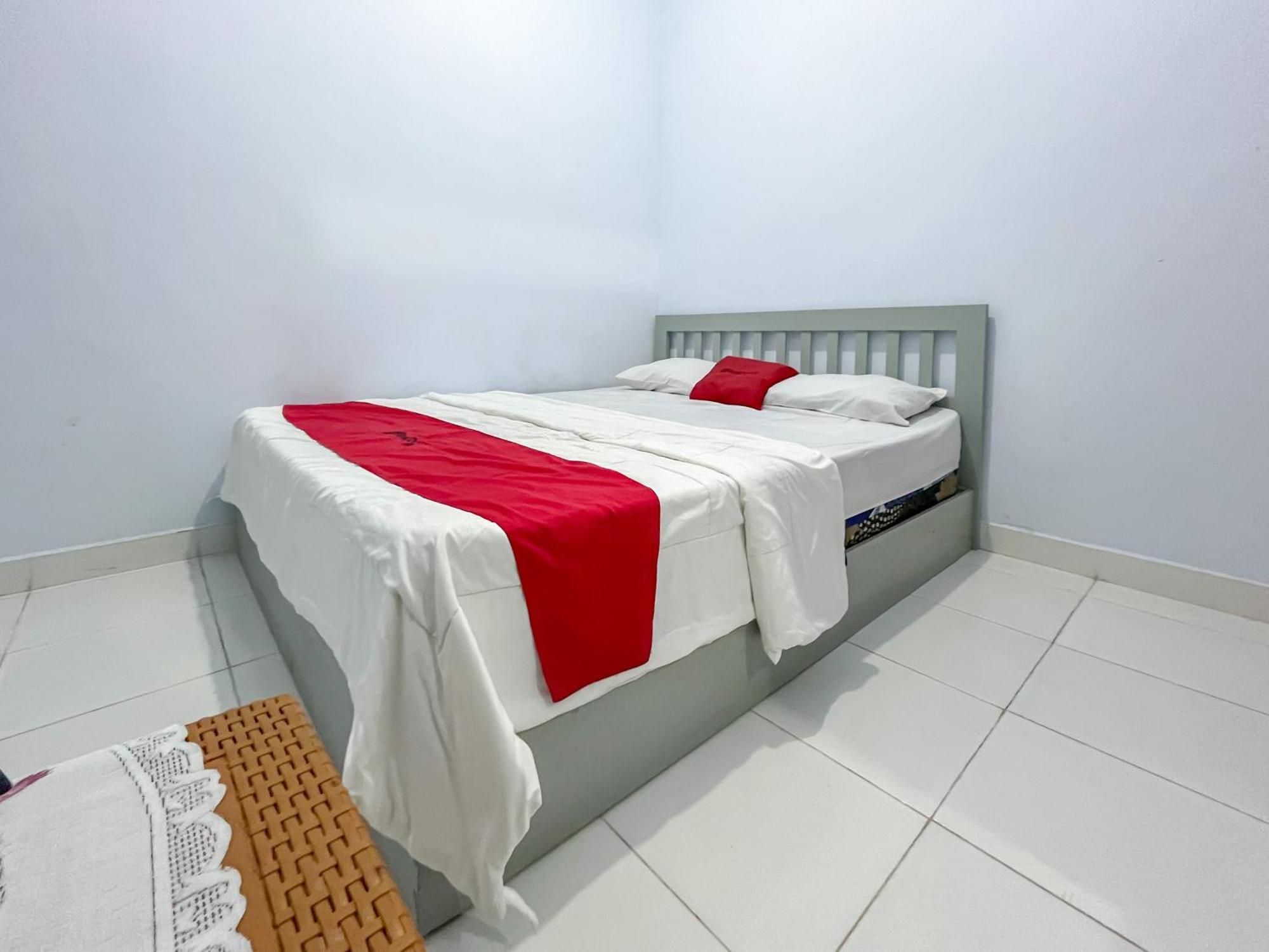 Reddoorz Syariah At Home Ampana Guest House Ampana Kota Exterior foto