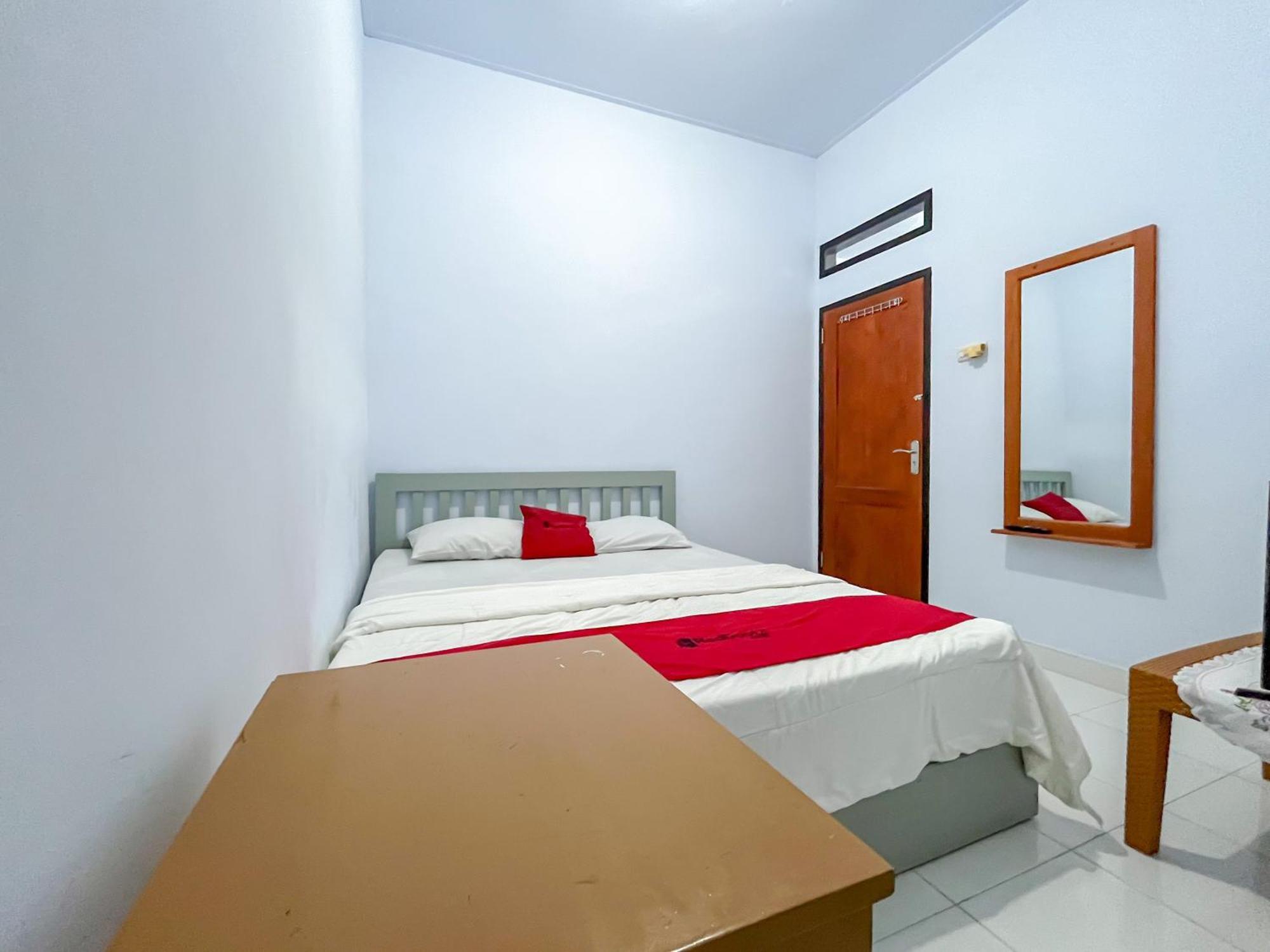 Reddoorz Syariah At Home Ampana Guest House Ampana Kota Exterior foto
