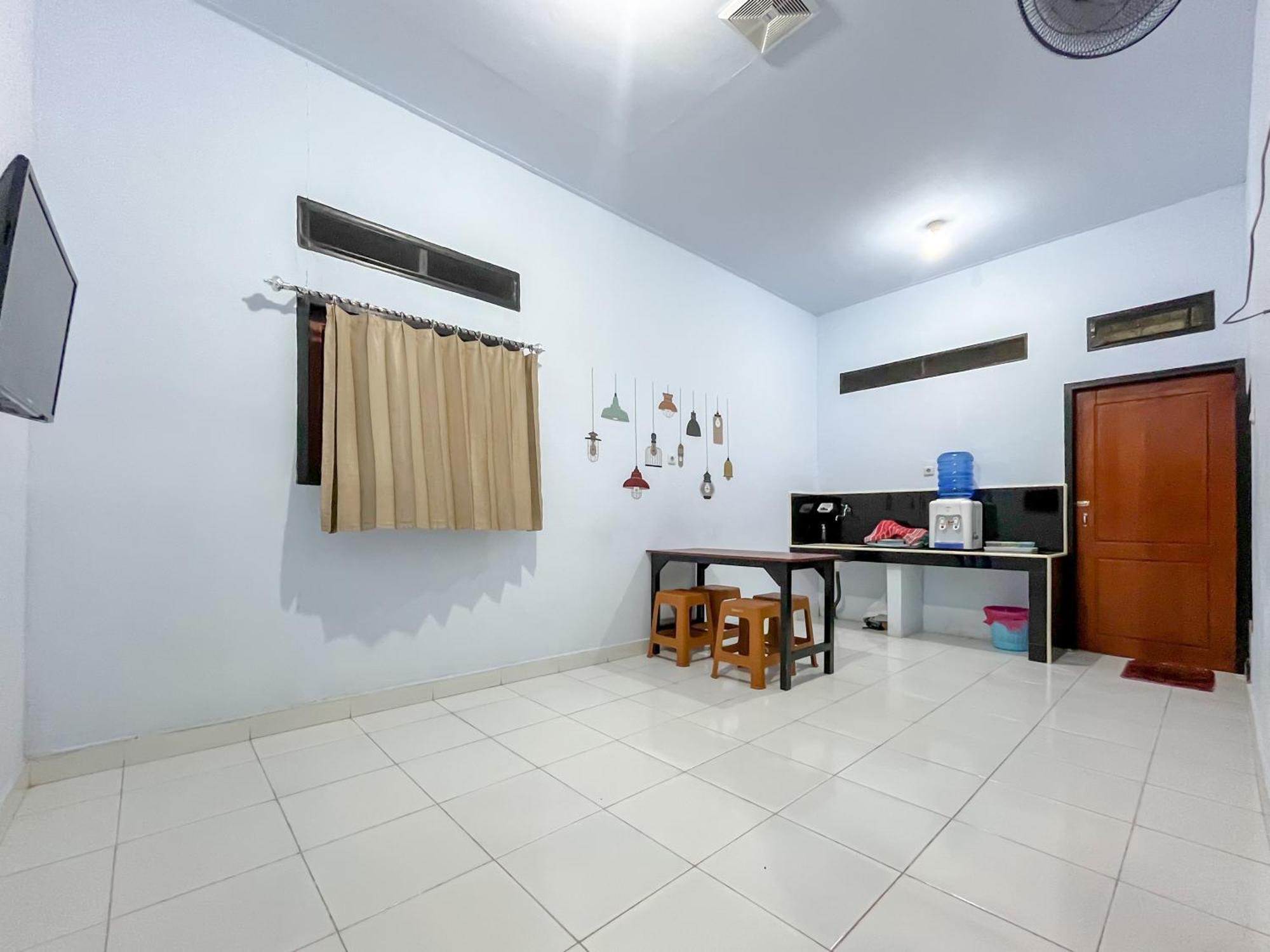 Reddoorz Syariah At Home Ampana Guest House Ampana Kota Exterior foto