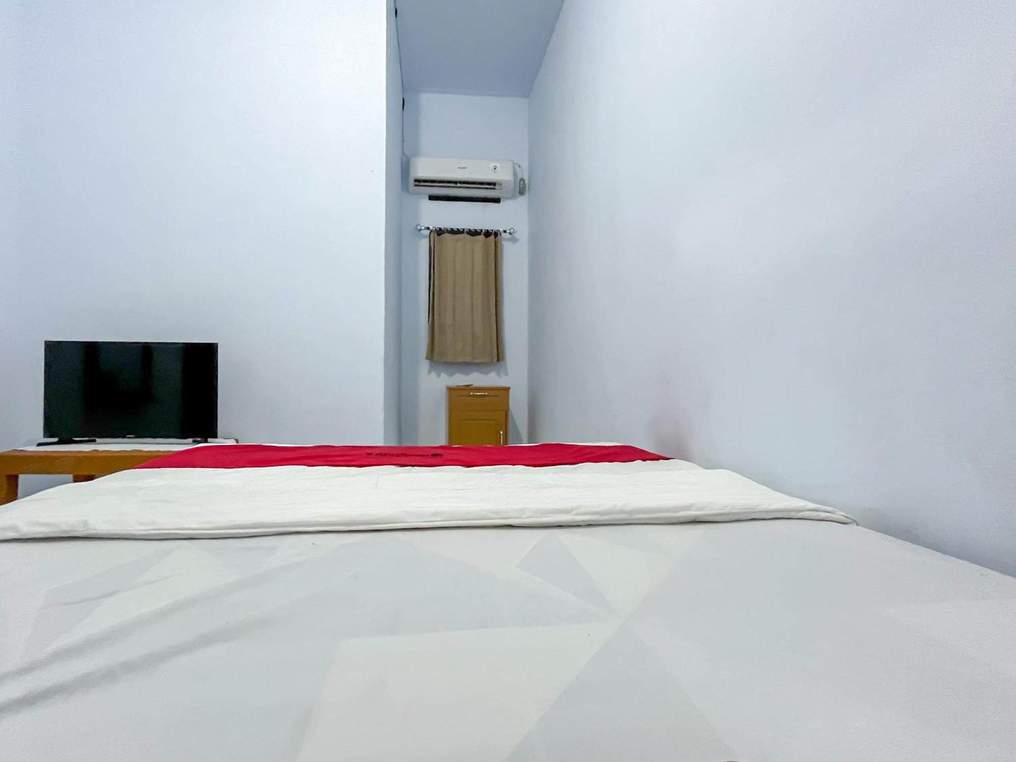 Reddoorz Syariah At Home Ampana Guest House Ampana Kota Exterior foto