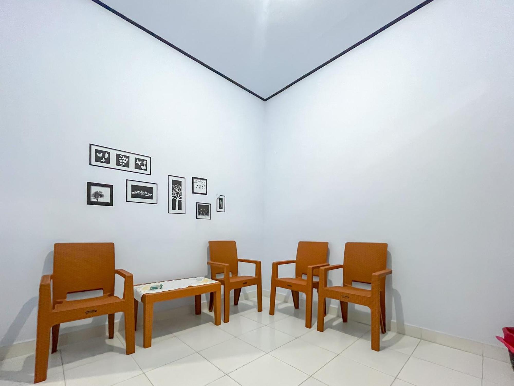 Reddoorz Syariah At Home Ampana Guest House Ampana Kota Exterior foto