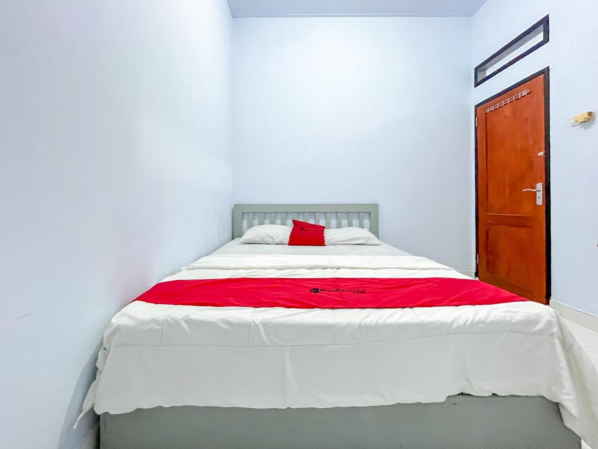 Reddoorz Syariah At Home Ampana Guest House Ampana Kota Exterior foto
