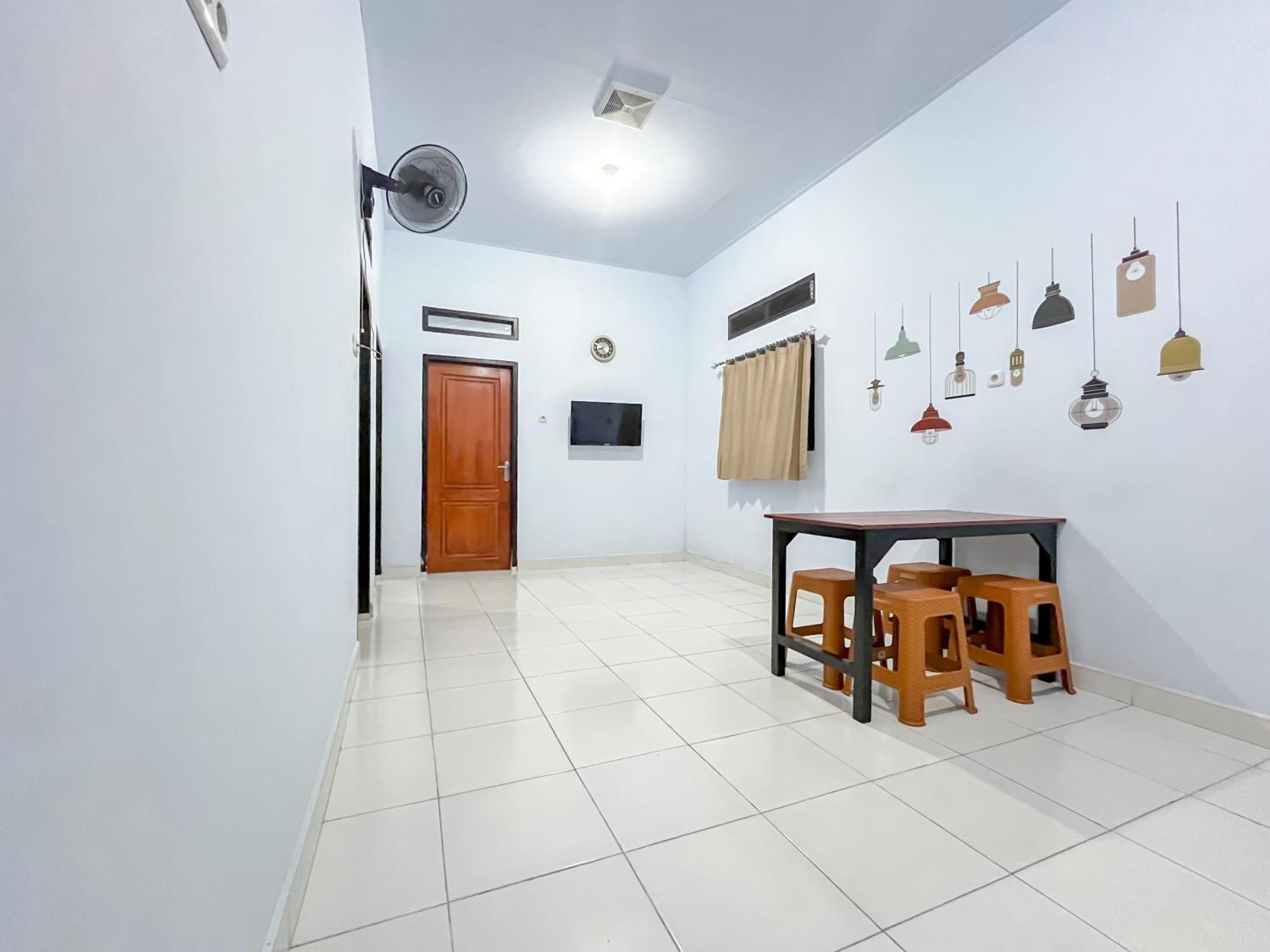 Reddoorz Syariah At Home Ampana Guest House Ampana Kota Exterior foto