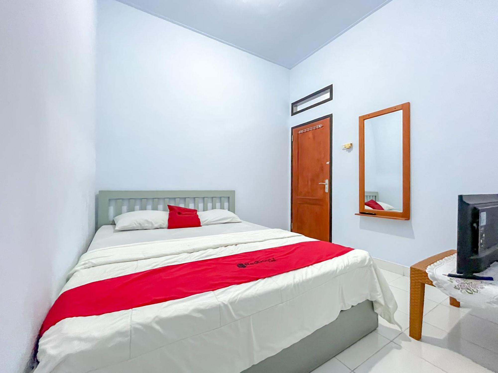 Reddoorz Syariah At Home Ampana Guest House Ampana Kota Exterior foto