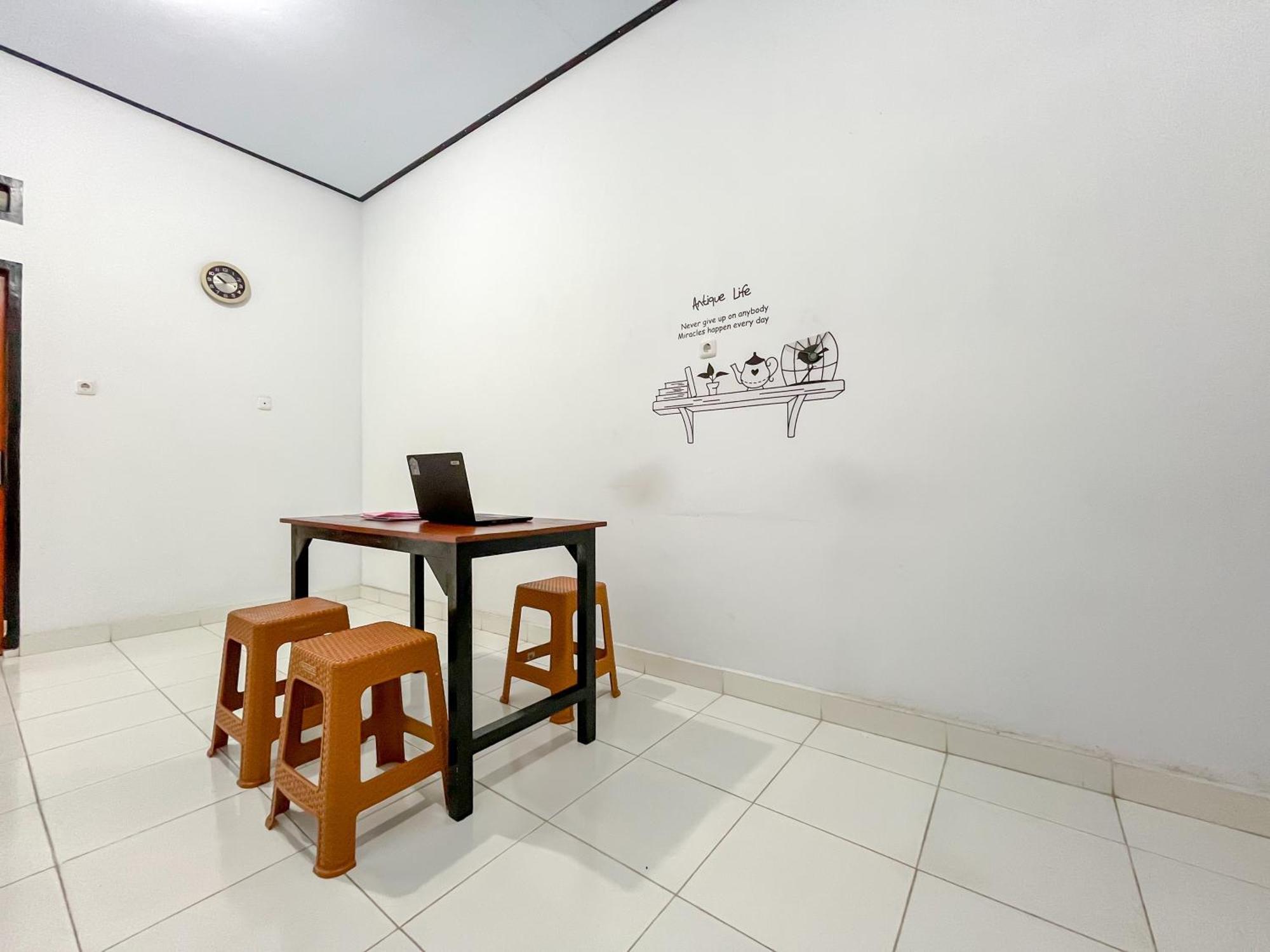 Reddoorz Syariah At Home Ampana Guest House Ampana Kota Exterior foto