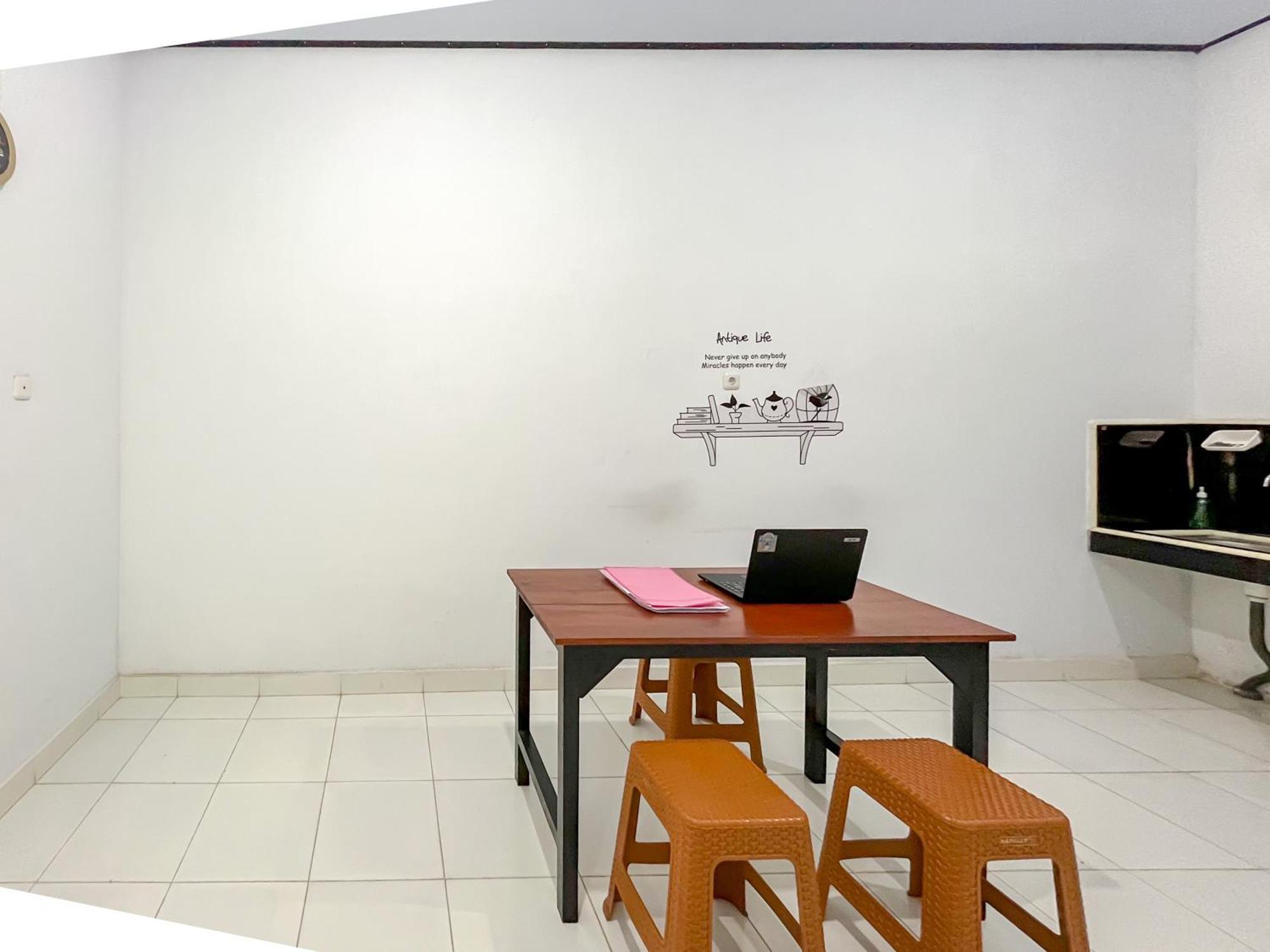 Reddoorz Syariah At Home Ampana Guest House Ampana Kota Exterior foto
