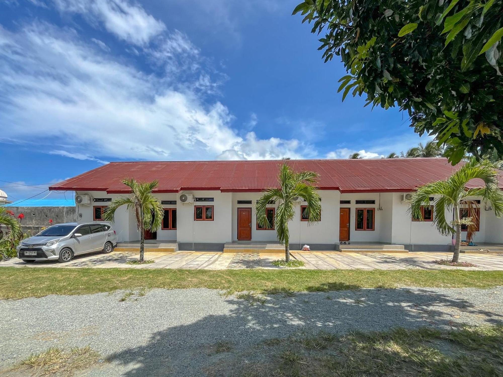 Reddoorz Syariah At Home Ampana Guest House Ampana Kota Exterior foto
